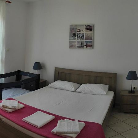 Roses Rt Apartments Skioni I Nea Skioni Exteriör bild